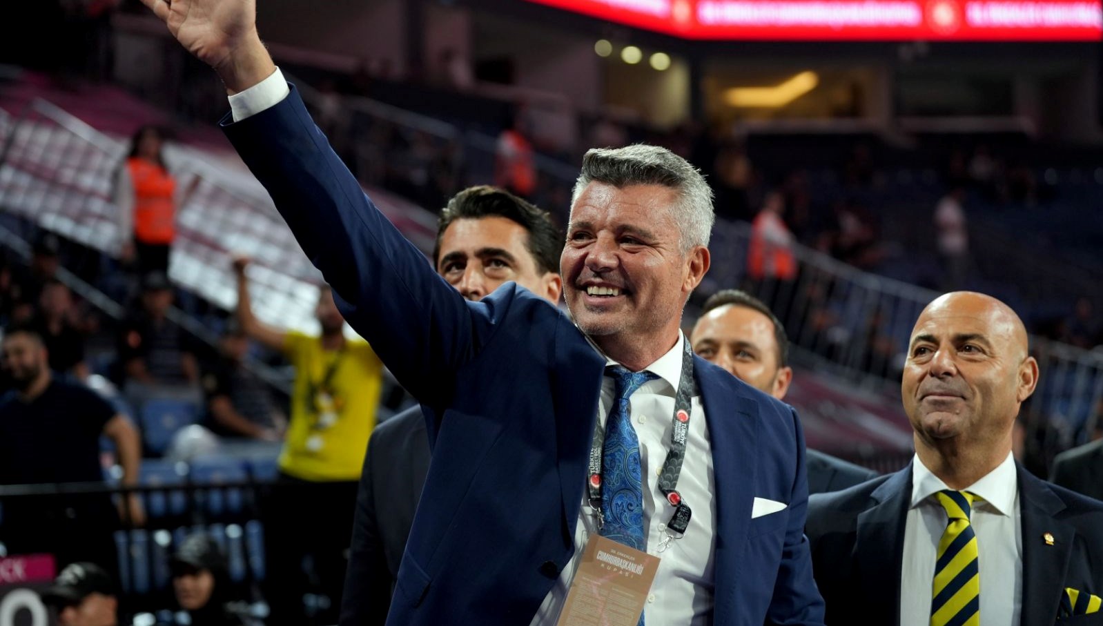 ben degil ali bey kupayi kaldirsin demisti sadettin saran finalde takimini yalniz birakmadi SyIrg1EQ