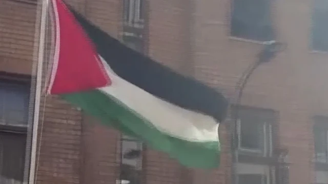 londrada tarihi anlar buyukelcilik onunde filistin bayragi boyle gondere cekildi kj7uL3rS