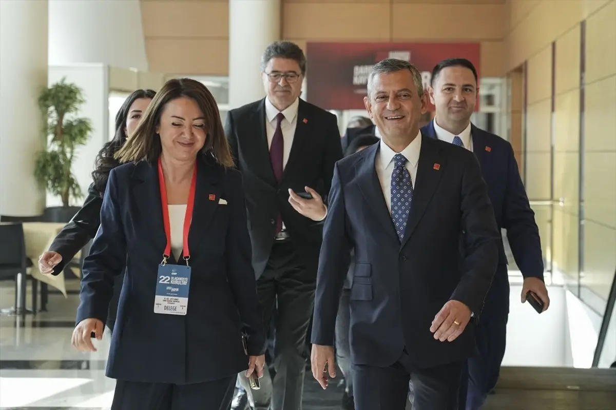 ozgur ozel yeniden genel baskan secildi U3szxXSO