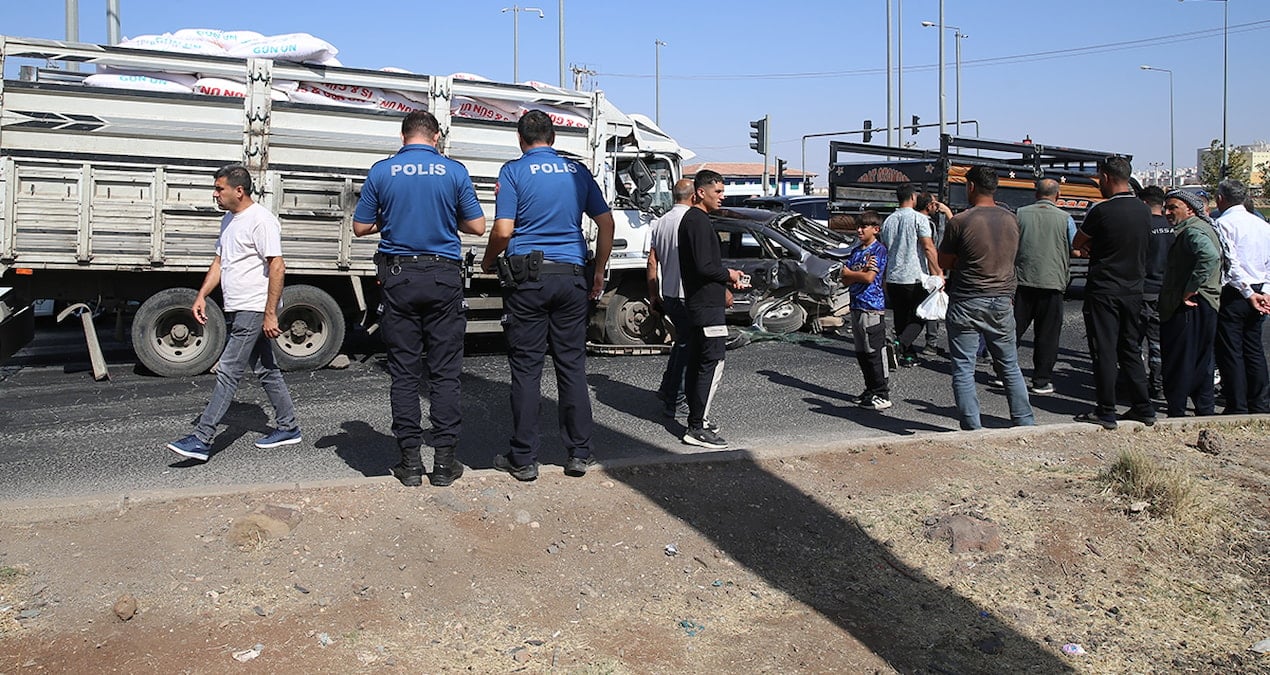 diyarbakirda zincirleme trafik kazasi 12 kisi yaralandi sqeymRl6