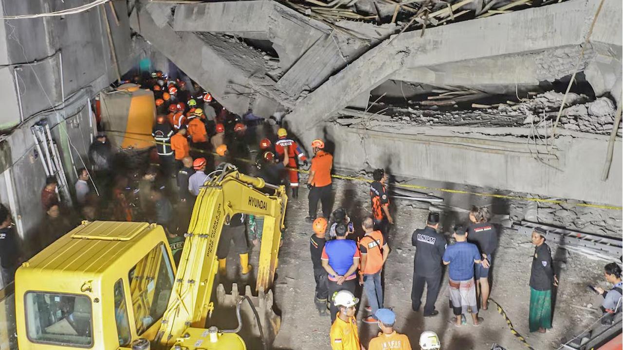 endonezyada okul binasi coktu olu sayisi artiyor 4Aq7f9vP