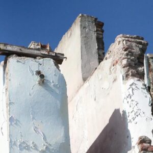 fatihte ibbnin sorumluluk alanindaki surlarin uzerinde bulunan kacak yapi korkutuyor bMsrck2R.jpg