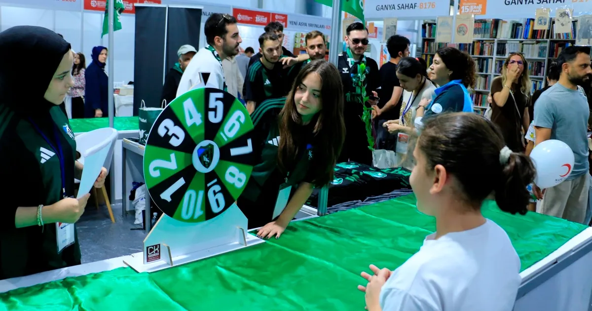 kocaeli kitap fuarinda yesil siyah cosku gWOvbyjm