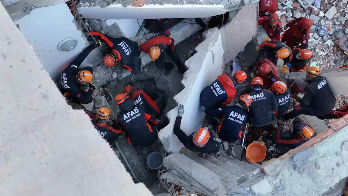 kocaelinde coken binada arama kurtarma calismalari devam ediyor KnH9a6GJ.jpg