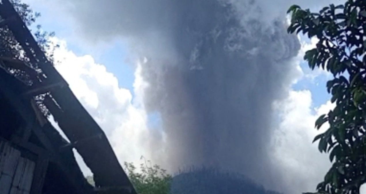 pasifik ates cemberinde patlama lav ve kul gokyuzunu kapladi ucuslar durdu MzT76lu5.jpg